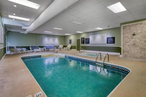a pool in a waiting room with chairs and a waiting room at Yankee Clipper Inn, SureStay Collection by Best Western in North Conway