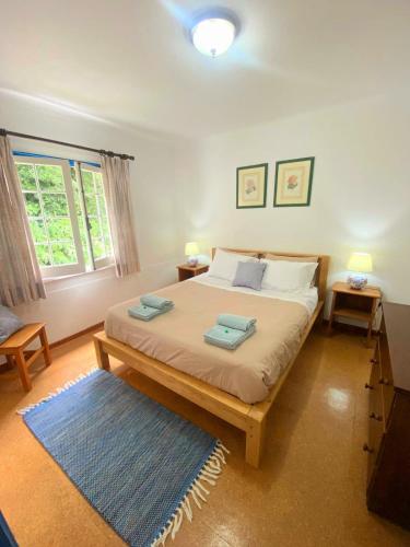 Un dormitorio con una cama con dos toallas encima. en Casa da Belavista, en Furnas