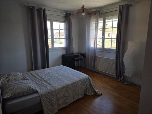 En eller flere senge i et værelse på Large 170 m2 house with swimming pool