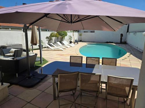 Swimmingpoolen hos eller tæt på Large 170 m2 house with swimming pool