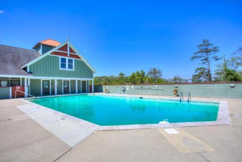 una piscina frente a una casa en CP117B - Sunrise Promise, en Kill Devil Hills