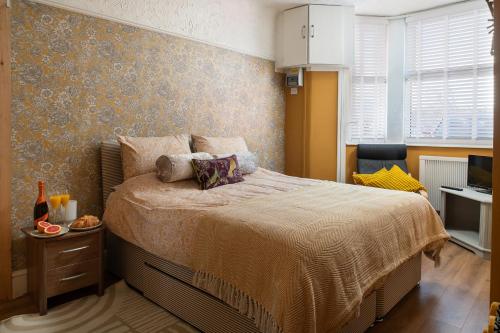 Postel nebo postele na pokoji v ubytování Dryw at Deanfield House Adult only Sea View Apartment in Moelfre by Lazy Days Anglesey