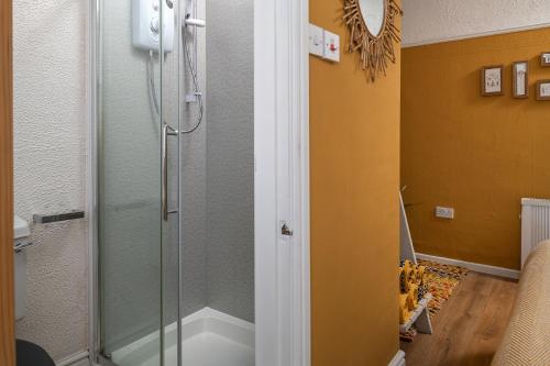 Koupelna v ubytování Dryw at Deanfield House Adult only Sea View Apartment in Moelfre by Lazy Days Anglesey