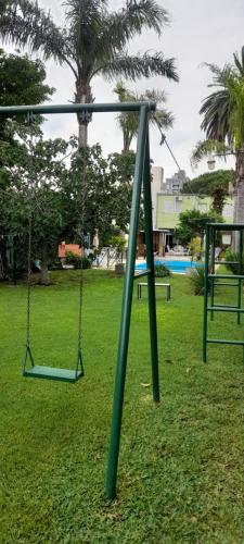 Quinta Hostaco في سان نيكولاس دي لوس أرويوس: وضع أرجوحة فارغة في الحديقة