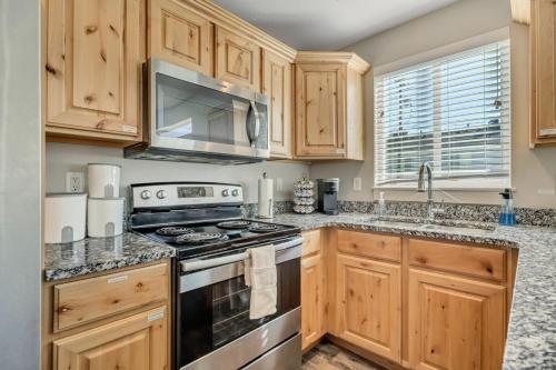 Kuchyň nebo kuchyňský kout v ubytování Hill Field 3 by CDH