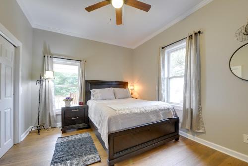 Sweet Southern Pines Abode with Yard and Covered Porch في سوثيرن باينس: غرفة نوم بها سرير ومروحة سقف