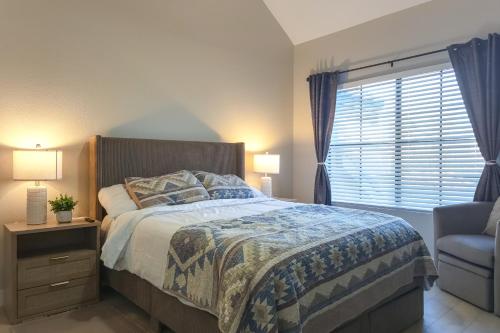 Ένα ή περισσότερα κρεβάτια σε δωμάτιο στο Renovated Mesa Condo with Community Perks!