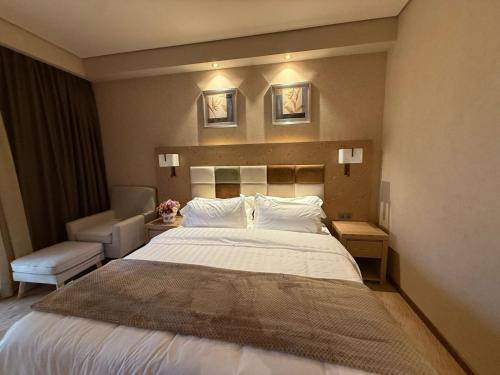 Una cama o camas en una habitación de Dreamland Oasis Apartments