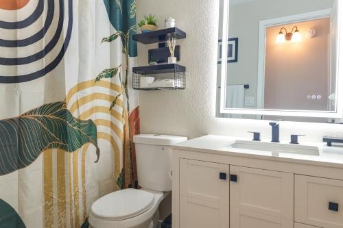 Ένα μπάνιο στο Renovated Mesa Condo with Community Perks!