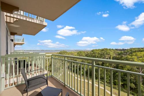 Luxury River Front Secluded Condo w Resort Amenities RFI 909 في Audubon: شرفة مع كرسي وإطلالة