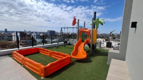 Ο χώρος παιχνιδιού για παιδιά στο Comfortable and modern apartment Las Mercedes neighborhood