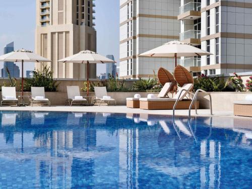 Бассейн в Mövenpick Hotel Apartments Downtown Dubai или поблизости