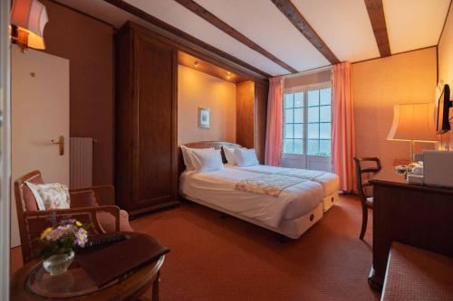 Giường trong phòng chung tại Hotel Regina