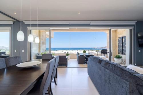 Χώρος καθιστικού στο Spacious 2BR Condo with Great Location