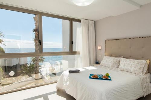ein Schlafzimmer mit einem Bett und einem Tablett mit Obst darauf in der Unterkunft Apartment Playa del Aguila NE/IM in Playa del Aguila