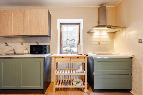 Η κουζίνα ή μικρή κουζίνα στο Casa Ai tre cavalli vista sulle Dolomiti