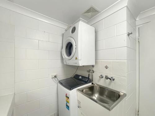 una piccola cucina con lavello e microonde di Magnetic Reef 5 ad Arcadia