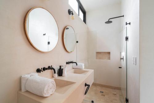 Chic Villa-Apartment in Aldea Zama, Private Pool & Security في تولوم: حمام مع حوض ومرآة