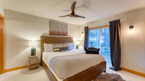 Postel nebo postele na pokoji v ubytování Golden Summit by AvantStay Stunning Secluded Cabin w Access to Tahoe Donner