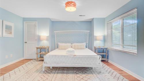 Una cama o camas en una habitación de Lighthouse by AvantStay Beachfront View Home w Pool Table Ping Pong