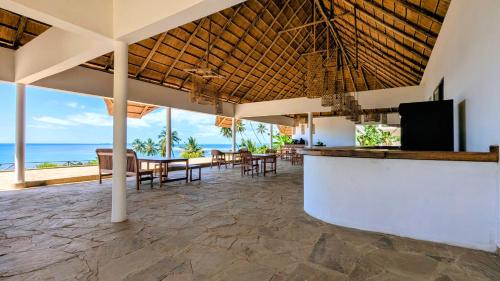 MkoaniにあるWaterfall Halal Retreat Pemba Island Zanzibarの海の景色を望むバーのあるリゾート