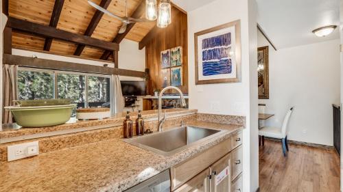 Η κουζίνα ή μικρή κουζίνα στο Pinegrove by AvantStay Beautiful Villas Condo just outside Tahoe City