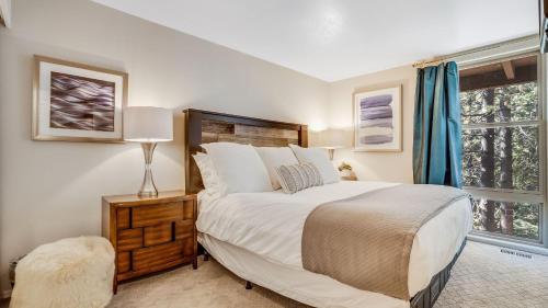 Ένα ή περισσότερα κρεβάτια σε δωμάτιο στο Pinegrove by AvantStay Beautiful Villas Condo just outside Tahoe City