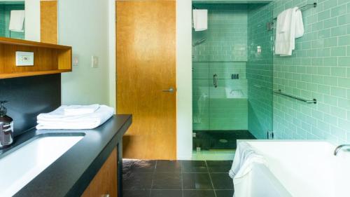 Phòng tắm tại Camden by AvantStay 5mins to the Beach Elevated Home w Pacific Ocean Views