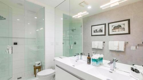 Ένα μπάνιο στο New San Juan 303 by AvantStay Modern Penthouse w Deck Overlooking Main Street