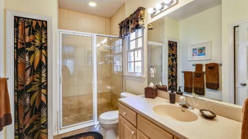 Place to Relax by AvantStay Shared Pool 3 Miles to Smathers Beach Month-Long Stays Only في ستوك آيلاند: حمام مع مرحاض دش ومغسلة