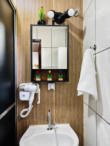 a bathroom with a sink and a mirror at Hospedagem Marechal 02 in São Roque