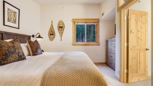 Ένα ή περισσότερα κρεβάτια σε δωμάτιο στο Sierra by AvantStay Ski In Ski Out Near Truckee w Access to Northstar Resort Community