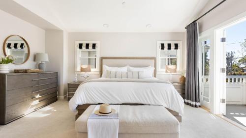 Ένα ή περισσότερα κρεβάτια σε δωμάτιο στο Crystal Cove by AvantStay Gorgeous Charming Newport Home