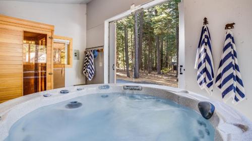 Φωτογραφία από το άλμπουμ του Hot Tub Sauna Game Room Modern 5BDR Family Cabin Homewood by AvantStay σε Tahoma Meadows