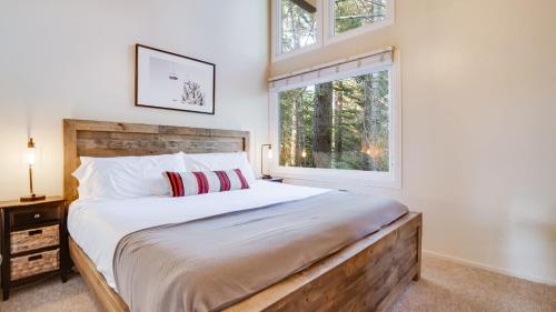 Ένα ή περισσότερα κρεβάτια σε δωμάτιο στο Hot Tub Sauna Game Room Modern 5BDR Family Cabin Homewood by AvantStay