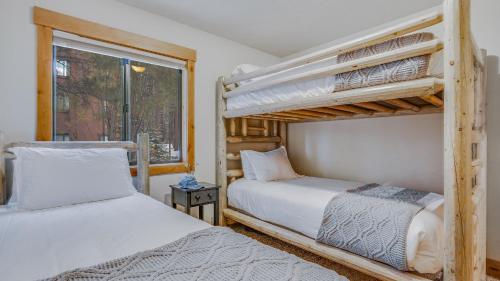 Ένα ή περισσότερα κρεβάτια σε δωμάτιο στο Arroyo by AvantStay Peaceful Mountain Townhouse w Large Private Balcony