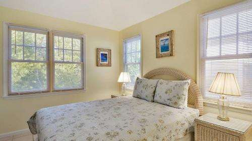 Postel nebo postele na pokoji v ubytování Gated Golf Community w Pool Prime Location Mins to Old Town Long-Term Stays