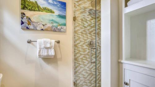 baño con ducha y una pintura en la pared en Paradise Palms by AvantStay Great Location w Outdoor Dining BBQ Close to Higgs Beach Month Long Stays, en Key West