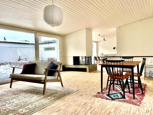 Χώρος καθιστικού στο Komfortables Atriumhaus bei Zürich, Garten, Ruhe, Parking und Waschmaschine