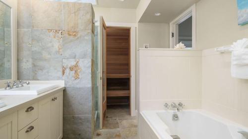 Ένα μπάνιο στο Chapman Cove by AvantStay Gorgeous Beach Bungalow w Sauna