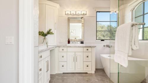 Ένα μπάνιο στο Sea Crown by AvantStay 5mins from the Beach w Multiple Terraces PermitSLP13639