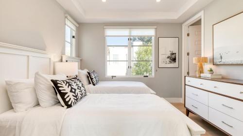 Ένα ή περισσότερα κρεβάτια σε δωμάτιο στο Sea Crown by AvantStay 5mins from the Beach w Multiple Terraces PermitSLP13639