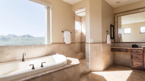 Koupelna v ubytování Luxe Scottsdale Desert Oasis • Infinity Pool Spa Panoramic Views Firepit