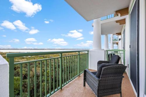 Luxury Condo Retreat in Merritt Island RFI-1004 في Audubon: شرفة مع كرسيين وإطلالة على المحيط