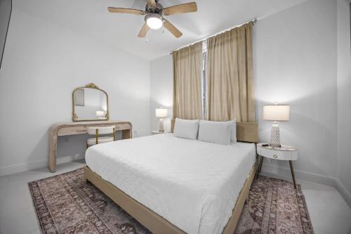 RIVER FLY IN Luxury Condo 2BR w Huge Balcony RFI-305 في Audubon: غرفة نوم بسرير كبير مع مروحة سقف