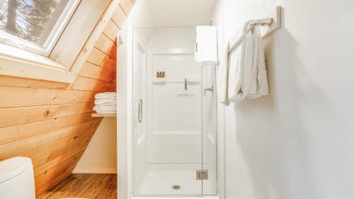 Ένα μπάνιο στο Tamarack by AvantStay Remodeled Chamberlands Full Beach Pool Access