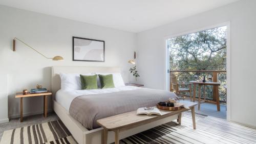 Postel nebo postele na pokoji v ubytování Vino Blanco by AvantStay Private Wine Country Home w Mtn Views Deck