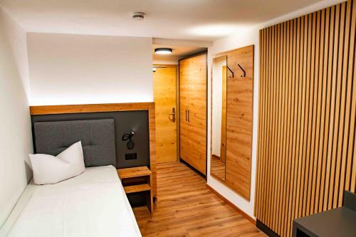 Una cama o camas en una habitación de Hotel Rad