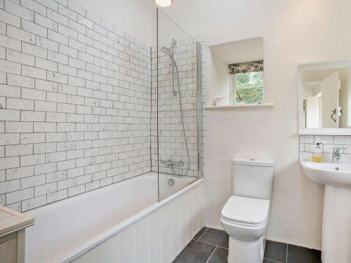 une salle de bains blanche avec toilettes et lavabo dans l'établissement 2 Bed in Devauden 42837, à Wolves Newton