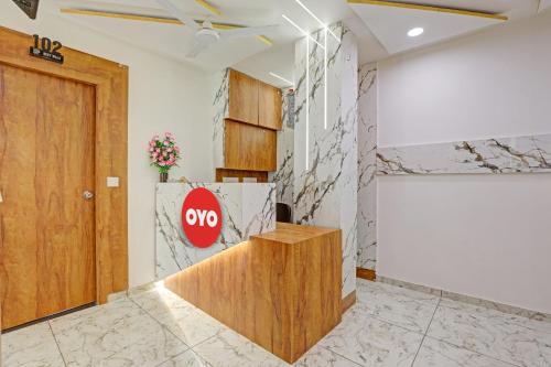 een kamer zonder bord aan de muur bij Hotel O Reet Villa in Ahmedabad